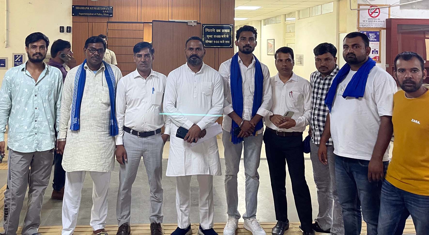 पुलिस अधीक्षक से मिलते आए भीम आर्मी नेता।