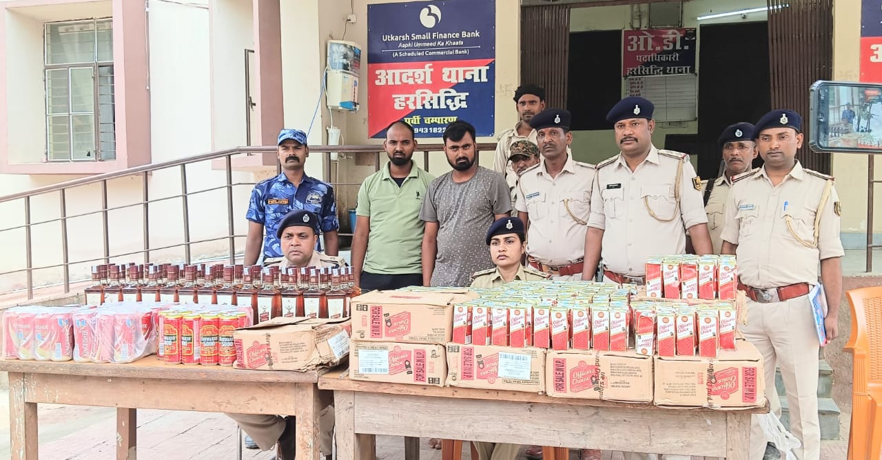 बरामद शराब व गिरफ्तार कारोबारी के साथ पुलिस टीम
