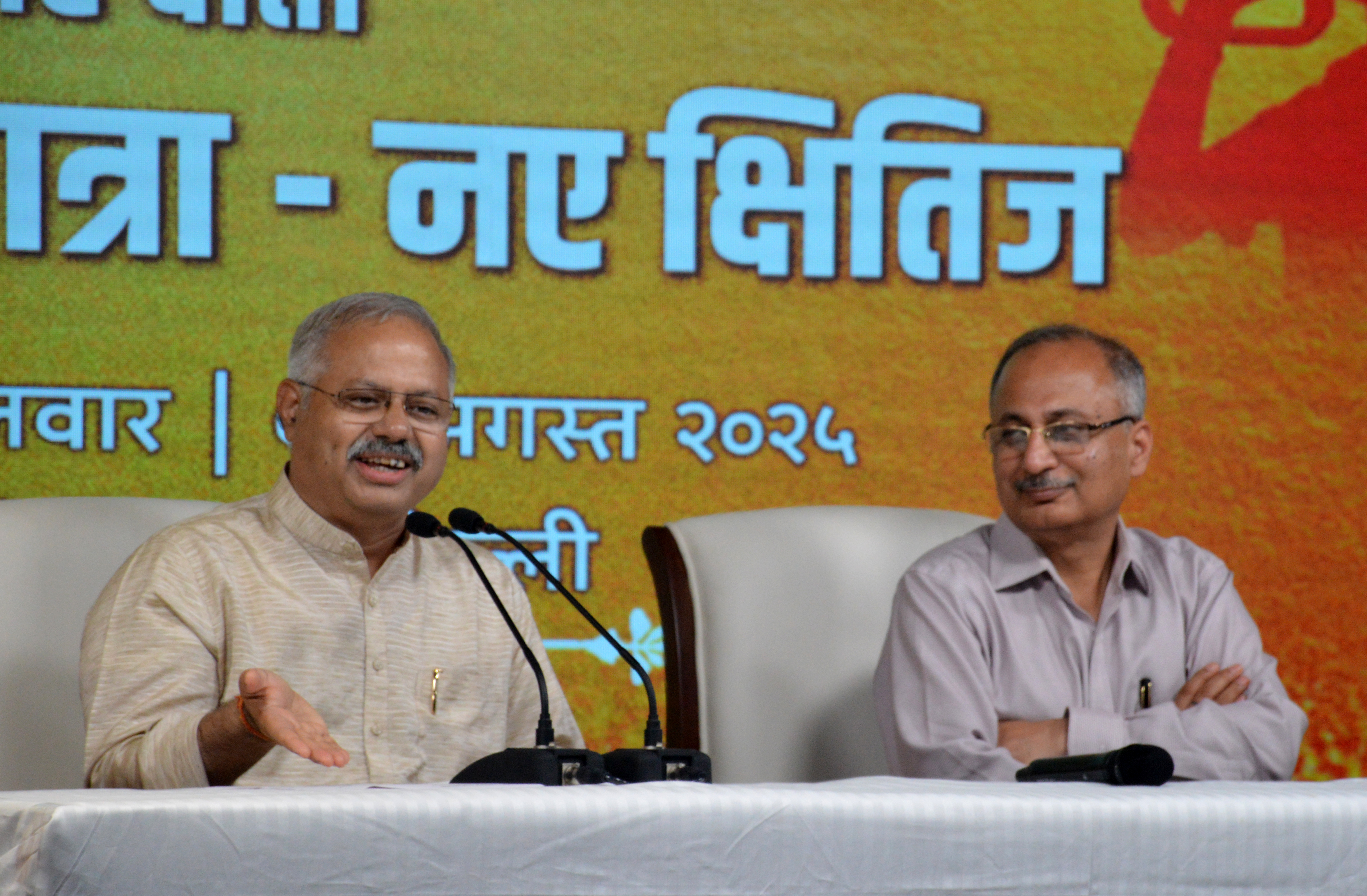 संघ मुख्यालय 'केशव कुंज में संवाददाताओं को संबोधित करते राष्ट्रीय स्वयंसेवक संघ के अखिल भारतीय प्रचार प्रमुख सुनील आंबेकर और साथ में दिल्ली प्रांत के संघचालक डॉ. अनिल अग्रवाल।