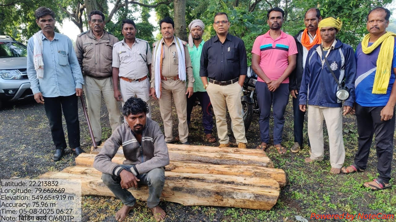 Seoni: 05 pieces of illegal teak logs 0.154 cubic meters seized, one arrested, three absconding Seoni: 05 pieces of illegal teak logs 0.154 cubic meters seized, one arrested, three absconding