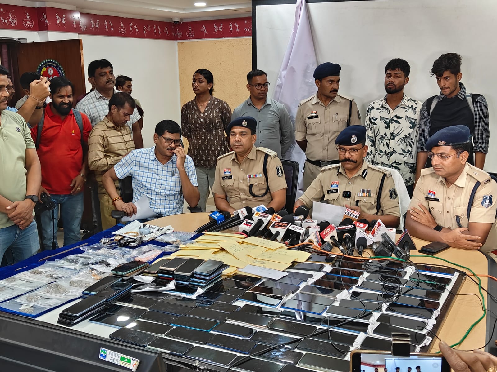 दो अंतर्राज्यीय चोर गिरफ्तार दो अंतर्राज्यीय चोर गिरफ्तार