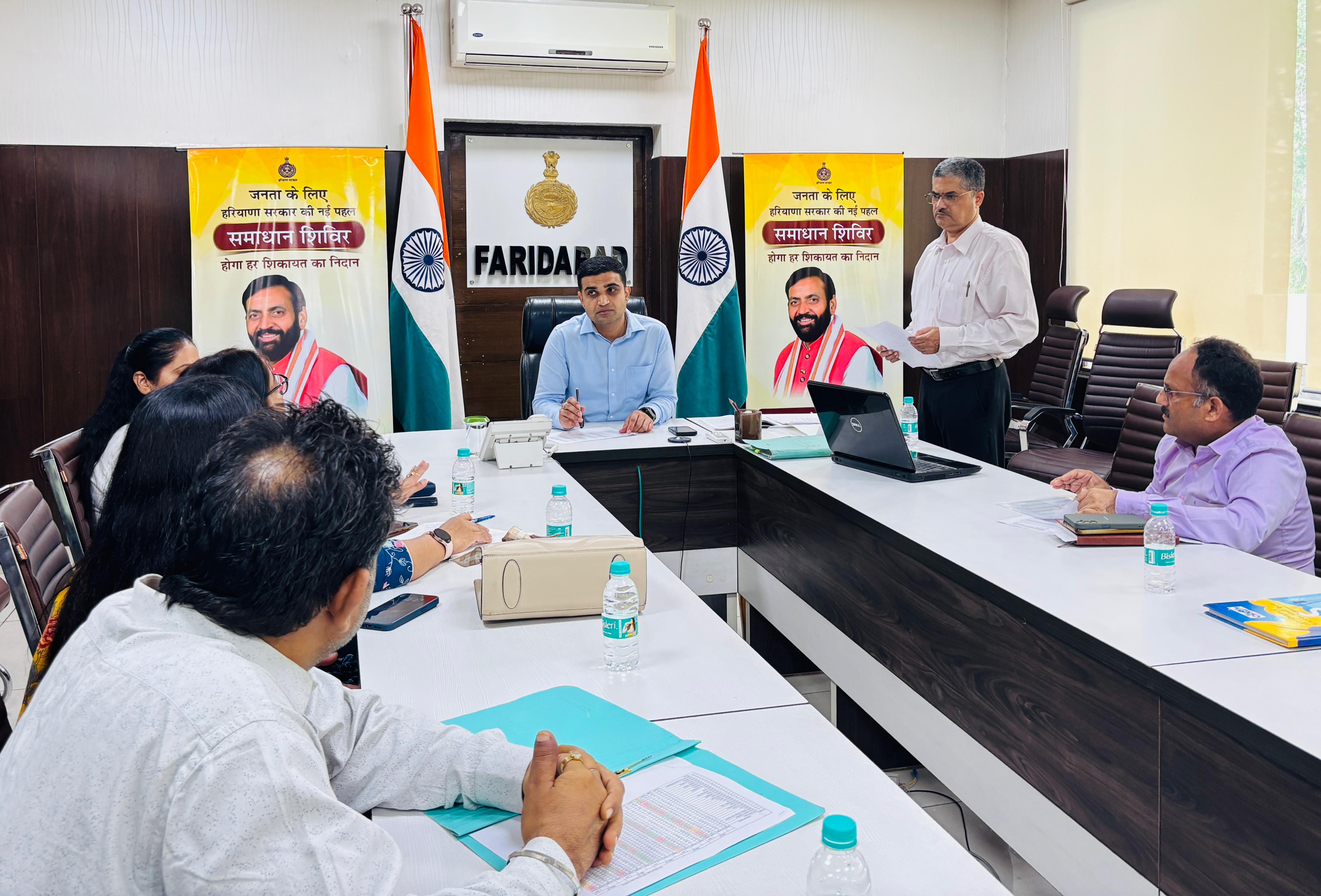 अधिकारियों की बैठक लेते डीसी विक्रम सिंह