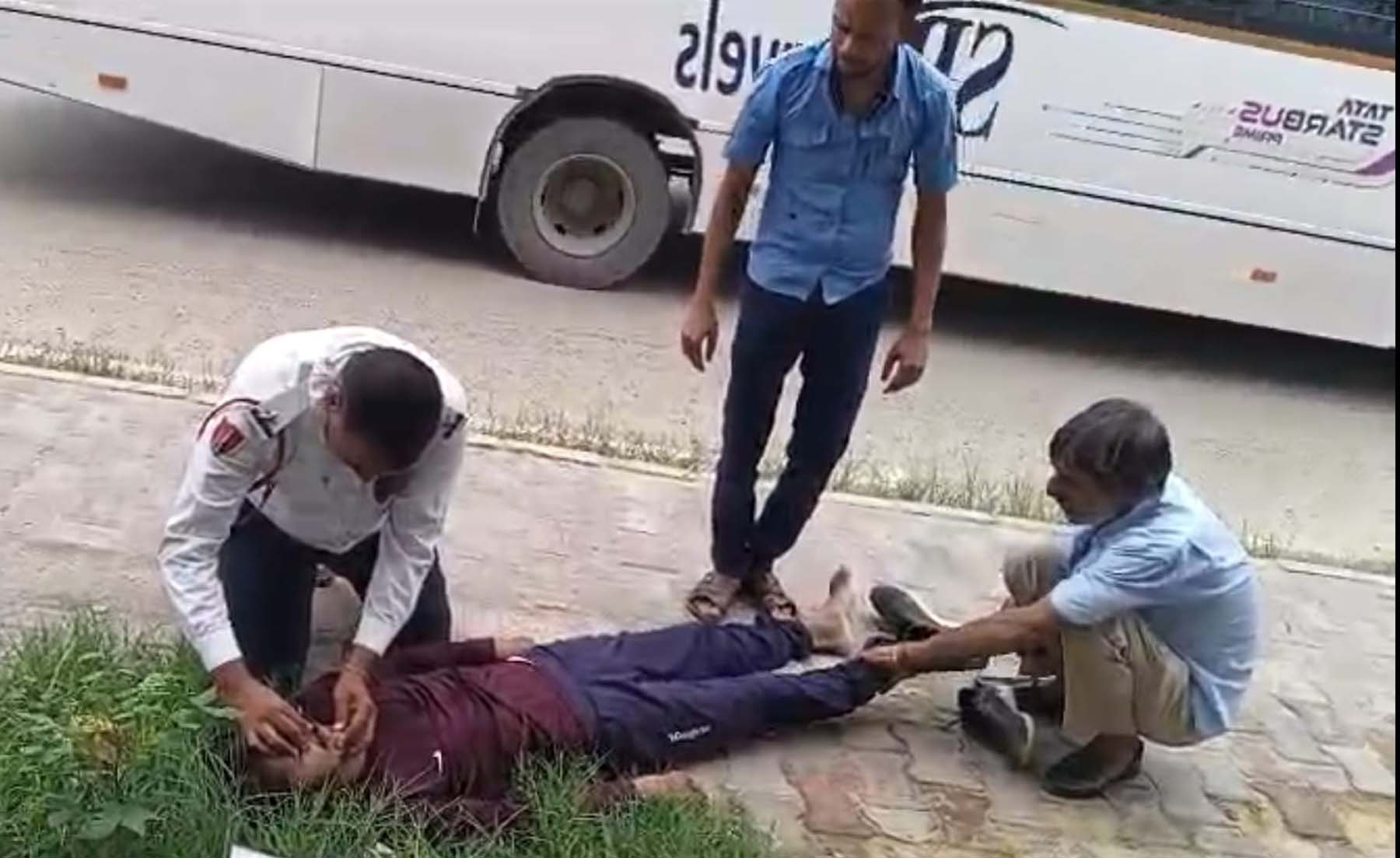 गुरुग्राम में बेहोशी की हालत में कार चालक को सीपीआर देते यातायात पुलिस के एएसआई कृष्ण कुमार।
