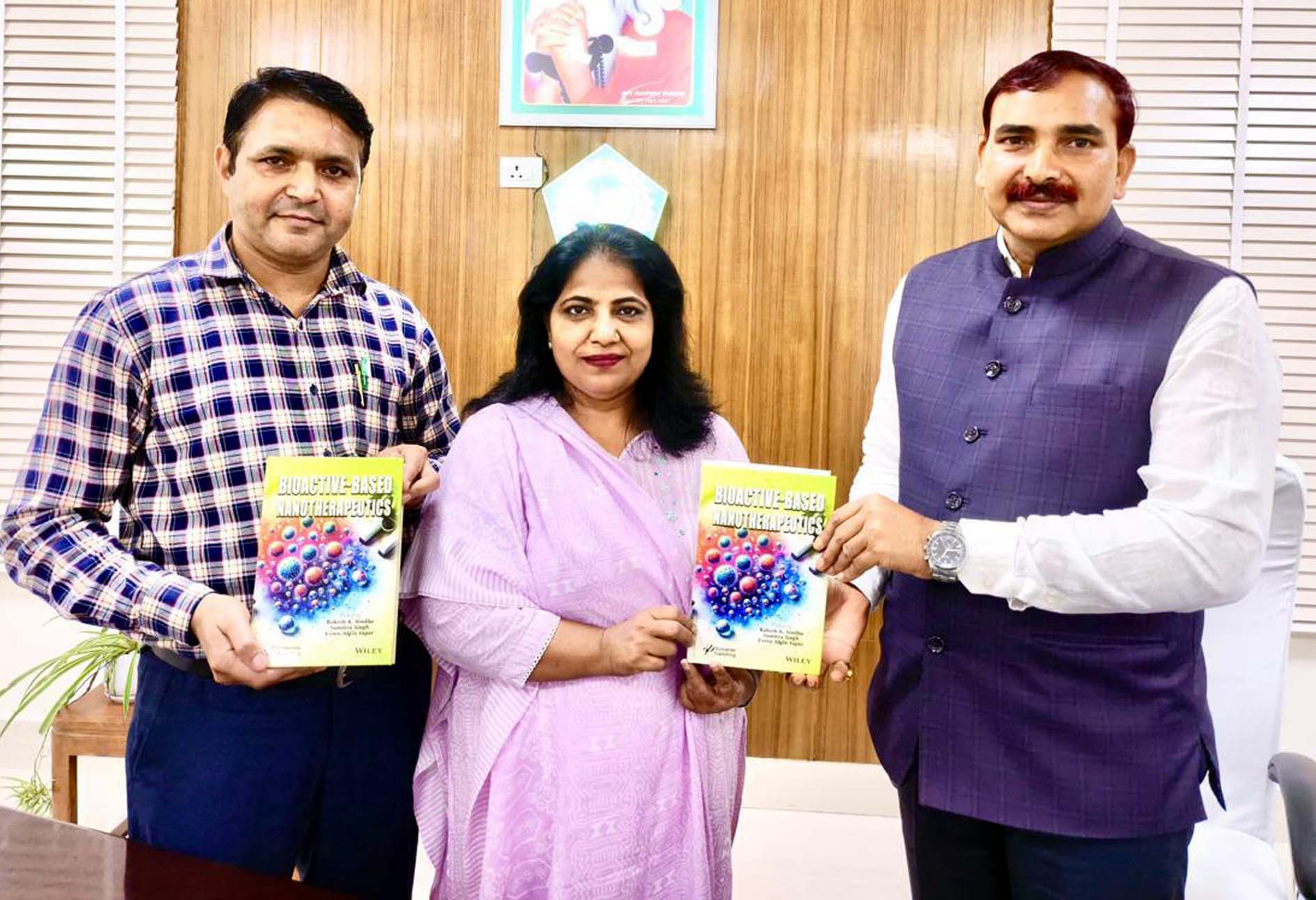 ‘बायोएक्टिव बेस्ड नैनोथेरेप्यूटिक्स’ नामक पुस्तक का विमोचन करते कुलपति प्रो. नरसीराम बिश्नोई। ‘बायोएक्टिव बेस्ड नैनोथेरेप्यूटिक्स’ नामक पुस्तक का विमोचन करते कुलपति प्रो. नरसीराम बिश्नोई।