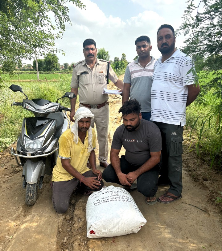 चूरापोस्त के साथ पकड़े गए आरोपी। चूरापोस्त के साथ पकड़े गए आरोपी।
