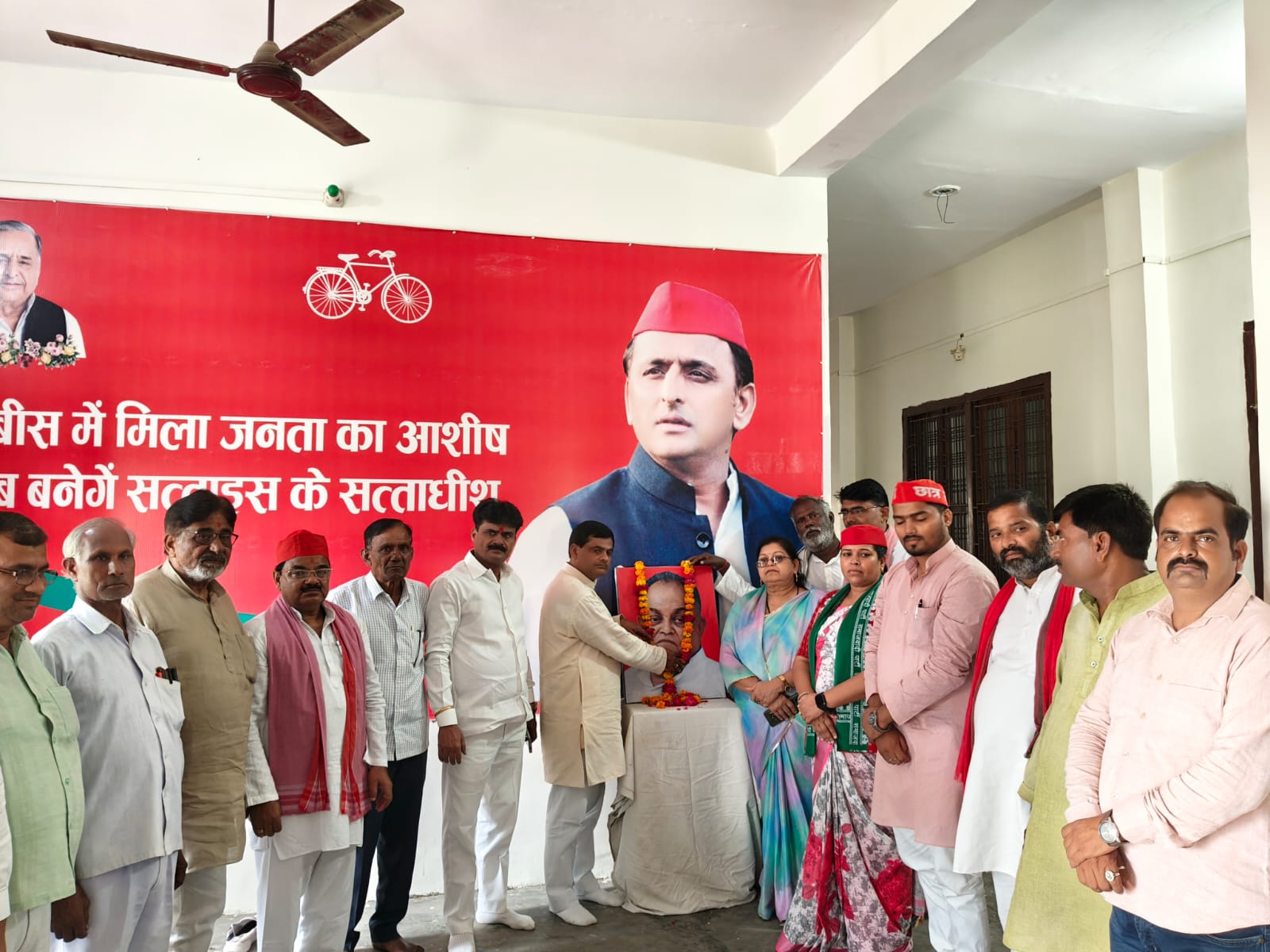 चित्र पर फूल अर्पित करते हुए समाजवादी के नेता व कार्यकर्ता है चित्र पर फूल अर्पित करते हुए समाजवादी के नेता व कार्यकर्ता है
