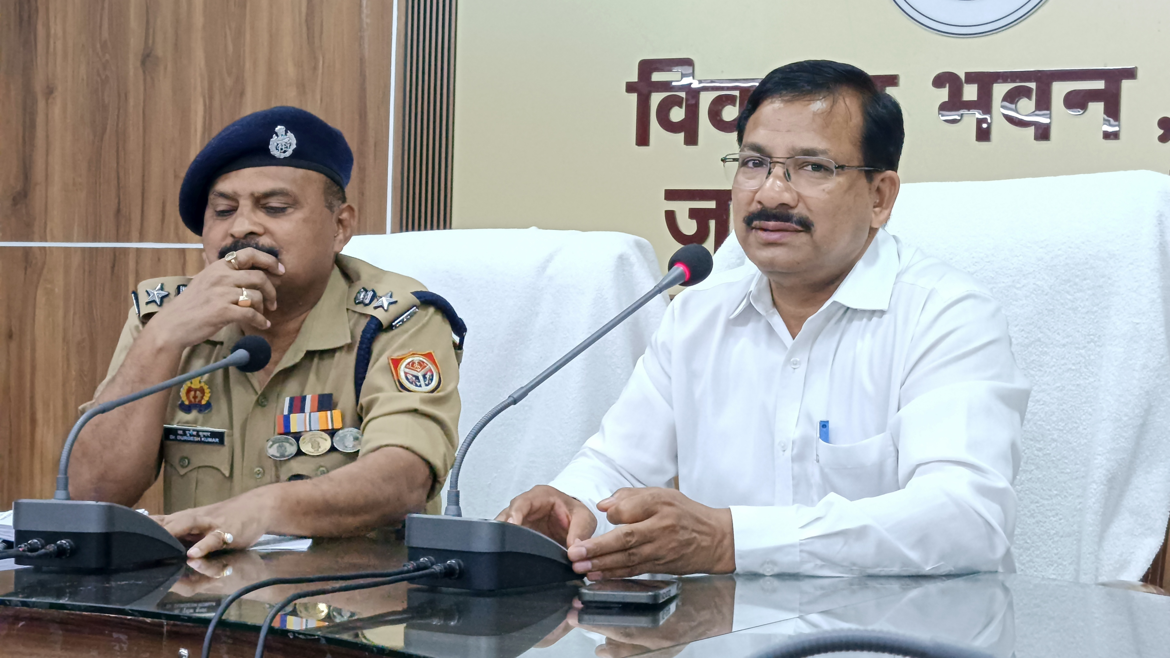 प्रेस वार्ता करते डीएम व एसपी प्रेस वार्ता करते डीएम व एसपी