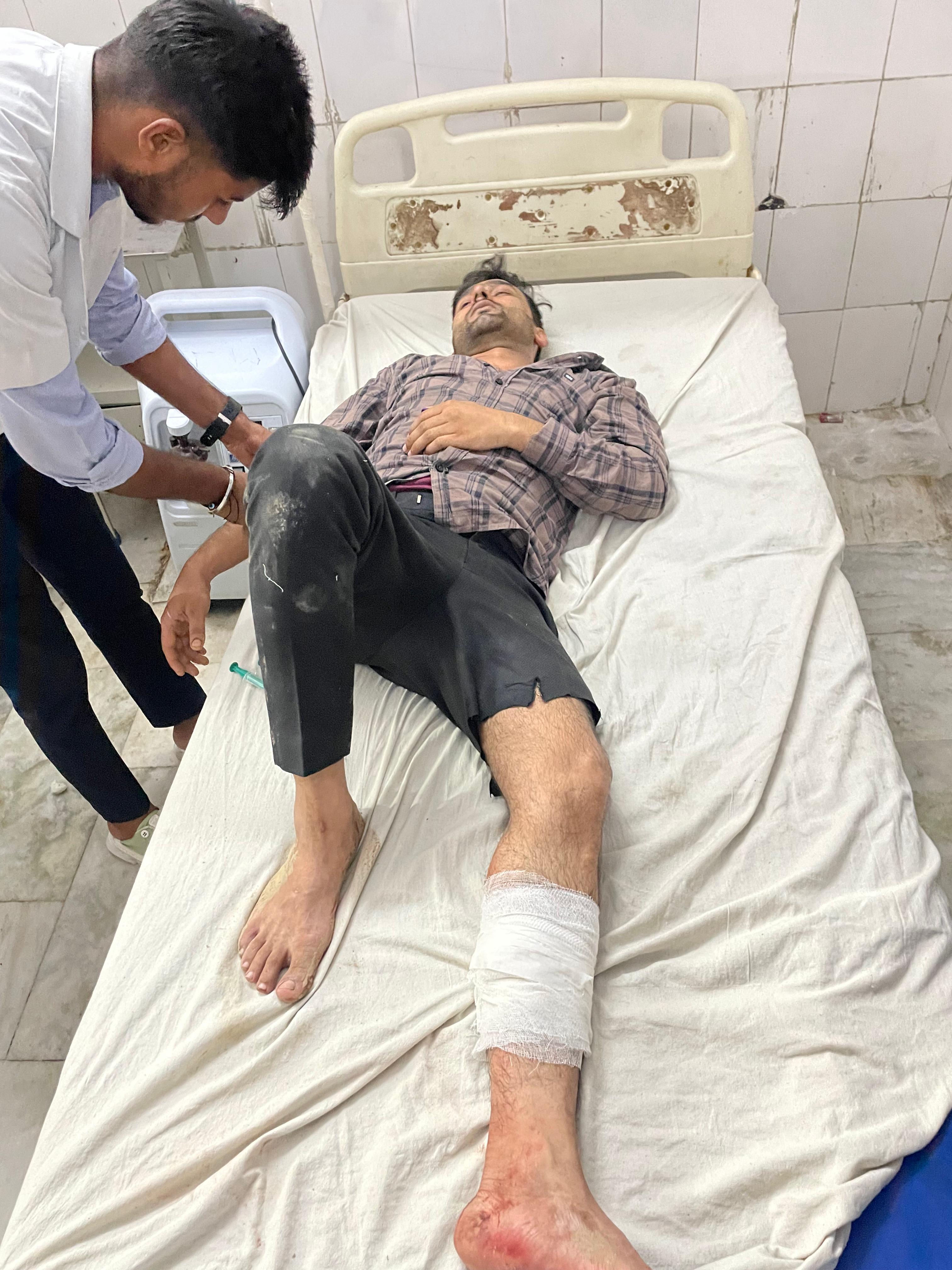 सरेराह महिला से छेड़छाड़ का आरोपित आल पुलिस मुठभेड़ में गिरफ्तार होने के बाद जिला अस्पताल में भर्ती। सरेराह महिला से छेड़छाड़ का आरोपित आल पुलिस मुठभेड़ में गिरफ्तार होने के बाद जिला अस्पताल में भर्ती।
