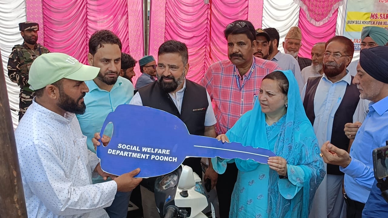 सकीना इत्तू ने पुंछ में दिव्यांगजनों को मोटर चालित तिपहिया साइकिलें कीं वितरित