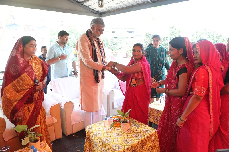 समूहों की दीदियों ने मंत्री पटेल को राखी भी बांधी