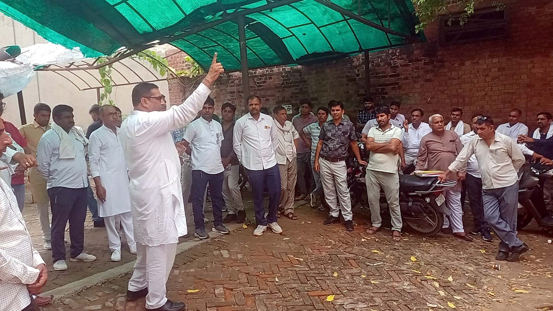 ऑनलाइन ट्रांसफर पॉलिसी के खिलाफ प्रदर्शन करते यूनिट नंबर दो के बिजली कर्मचारी। ऑनलाइन ट्रांसफर पॉलिसी के खिलाफ प्रदर्शन करते यूनिट नंबर दो के बिजली कर्मचारी।