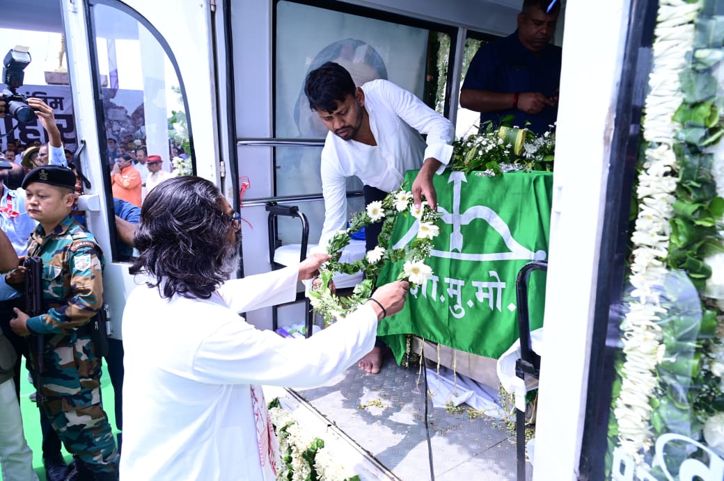 मुख्यमंत्री श्रद्धांजलि देते हुए मुख्यमंत्री श्रद्धांजलि देते हुए