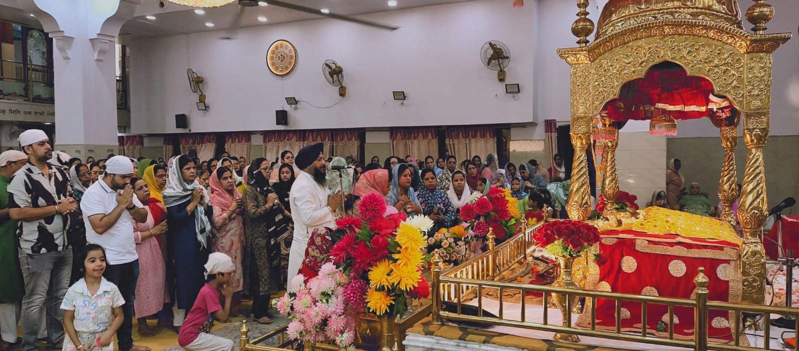 गुरुद्वारा में पाठ करते समुदाय के सदस्यगण