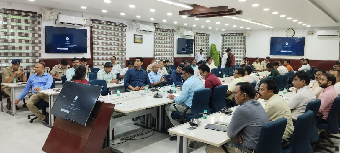 कार्यक्रम कि समीक्षा करते डीएम कार्यक्रम कि समीक्षा करते डीएम
