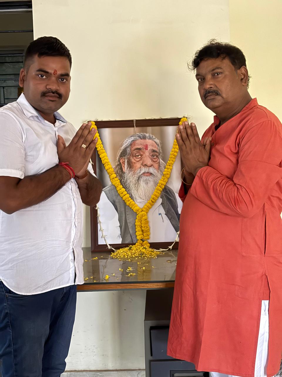 श्रद्धांजलि देते थोक विक्रेता संघ के सदस्‍य