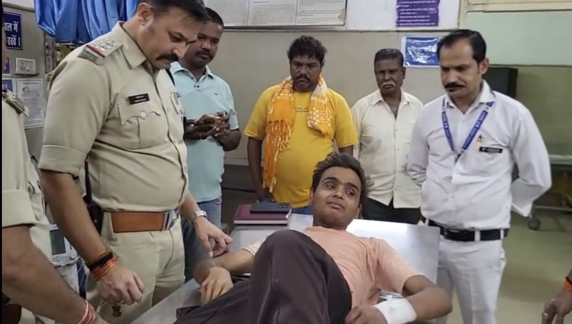 कोर्ट परिसर में युवक ने हाथ की नस काटी आत्महत्या की कोशिश कोर्ट परिसर में युवक ने हाथ की नस काटी आत्महत्या की कोशिश