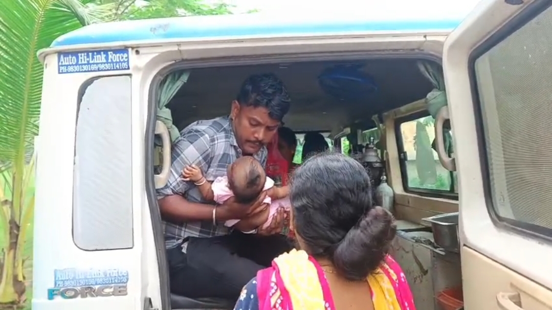 घायल बच्चे को अस्पताल ले जाते हुए