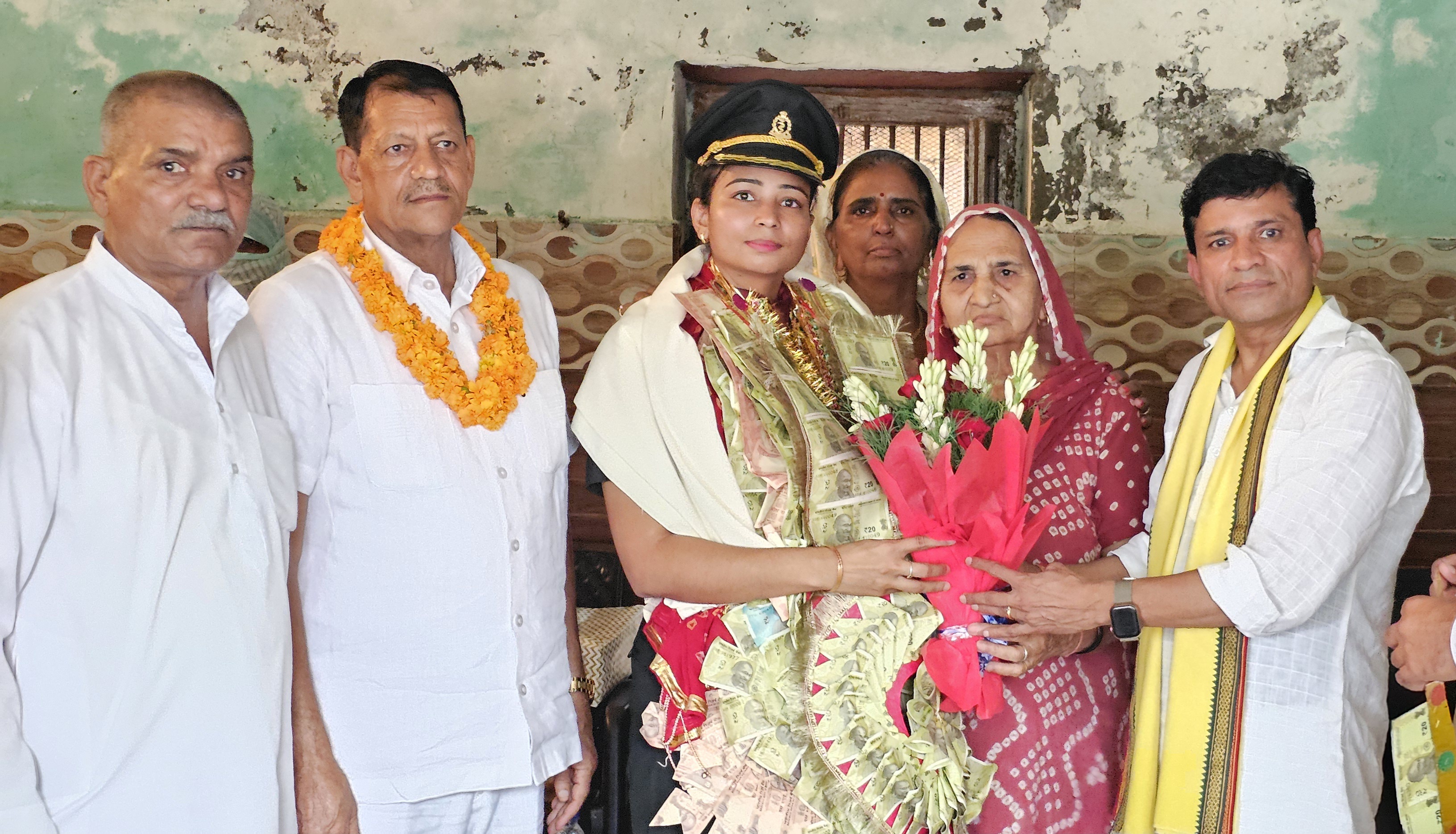 कैप्टन पूजा छिल्लर का अभिनंदन करते भाजपा नेता दिनेश कौशिक।