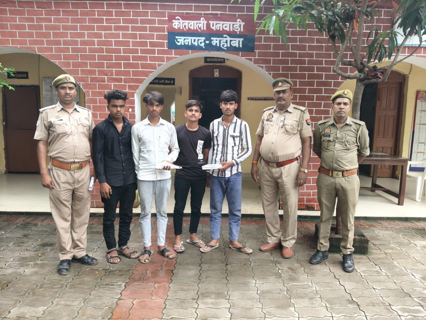 पुलिस की गिरफ्त में आरोपी पुलिस की गिरफ्त में आरोपी