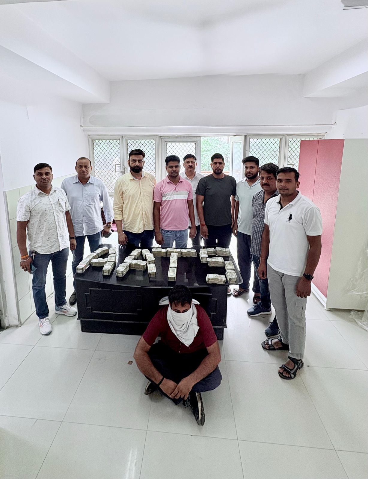 55 लाख की चोरी के मामले में पकड़े गए कर्मचारी की फोटो 55 लाख की चोरी के मामले में पकड़े गए कर्मचारी की फोटो