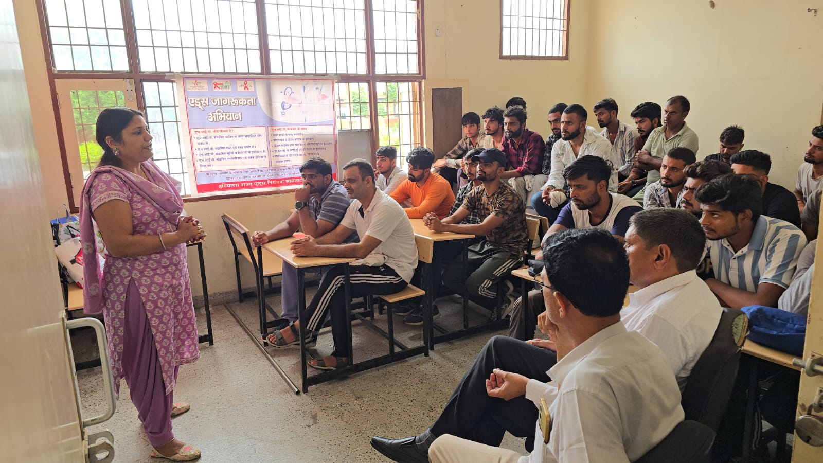 हरियाणा रोडवेज कर्मशाला झज्जर में कर्मचारियों को एड्स, टीबी और नशे के प्रति जागरूक करती डॉक्टर अंजू। हरियाणा रोडवेज कर्मशाला झज्जर में कर्मचारियों को एड्स, टीबी और नशे के प्रति जागरूक करती डॉक्टर अंजू।