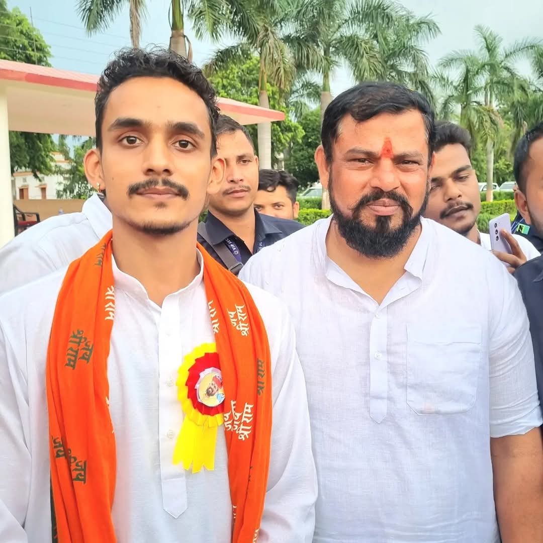 बाएं तरफ केशरी बाएं तरफ केशरी