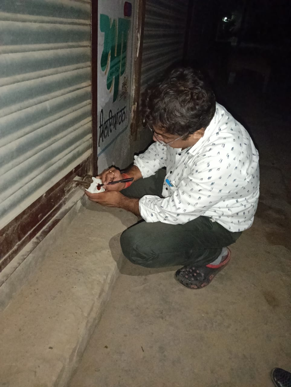 मेडिकल स्टोर को सील करता औषधि विभाग का कर्मचारी। मेडिकल स्टोर को सील करता औषधि विभाग का कर्मचारी।