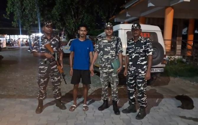 पकड़े गए बांग्लादेशी के साथ एसएसबी जवान पकड़े गए बांग्लादेशी के साथ एसएसबी जवान