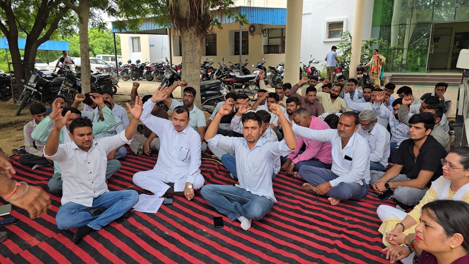 झज्जर में बिजली निगम कार्यालय के बाहर प्रदर्शन करते बिजली कर्मचारी। झज्जर में बिजली निगम कार्यालय के बाहर प्रदर्शन करते बिजली कर्मचारी।