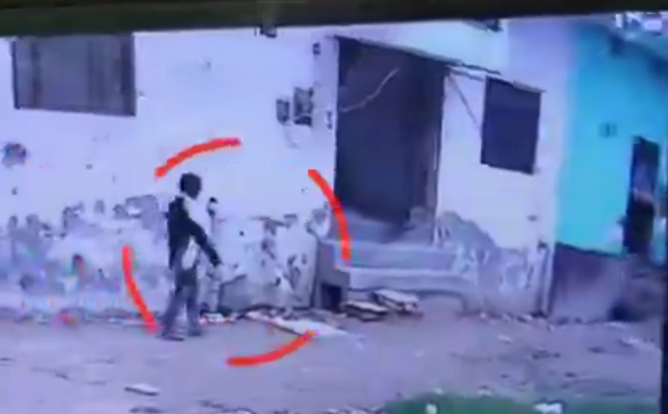 सीसीटीवी कैमरे की फूटेज में बच्चे को ले जाता युवक सीसीटीवी कैमरे की फूटेज में बच्चे को ले जाता युवक