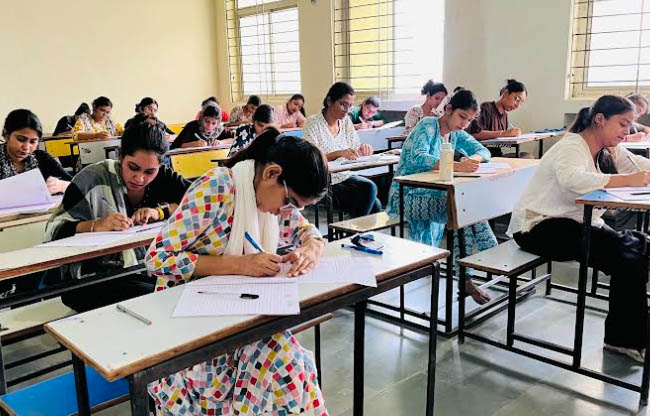 सोनीपत: पूर्ण मूर्ति कैंपस में परीक्षा देते परीक्षार्थी ।