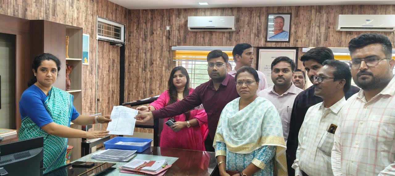 तहसीलदारों- नायब तहसीलदारों ने दिया अपनी मांगों को लेकर कलेक्टर को  ज्ञापन