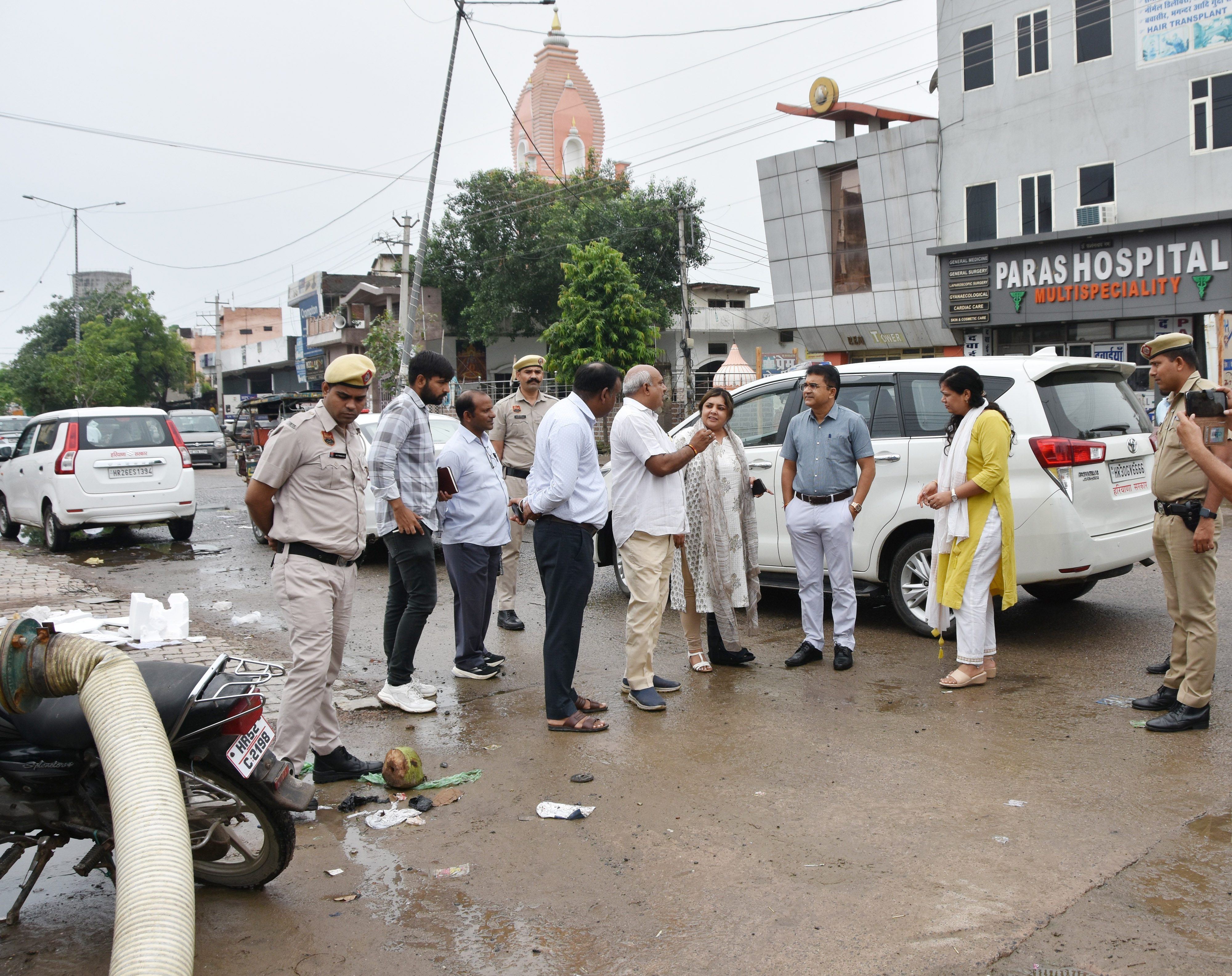 उपायुक्त ने जल निकासी व्यवस्था का जायजा लेने के लिए किया शहरी क्षेत्रों का दौरा उपायुक्त ने जल निकासी व्यवस्था का जायजा लेने के लिए किया शहरी क्षेत्रों का दौरा