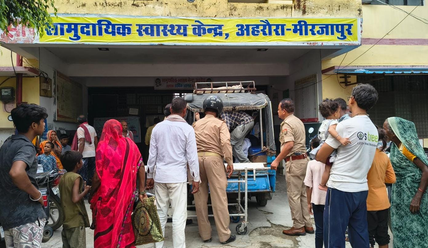 अहरौरा सीएचसी पर घायलों को लेकर पहुंची पुलिस।