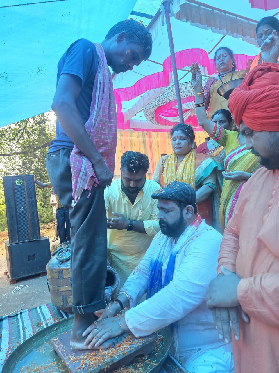 धर्म सेना जिला सक्ती के तत्वावधान में आयोजित घर वापसी कार्यक्रम में 35 परिवारों ने वैदिक रीति से हिंदू धर्म में पुनः आस्था जताई धर्म सेना जिला सक्ती के तत्वावधान में आयोजित घर वापसी कार्यक्रम में 35 परिवारों ने वैदिक रीति से हिंदू धर्म में पुनः आस्था जताई
