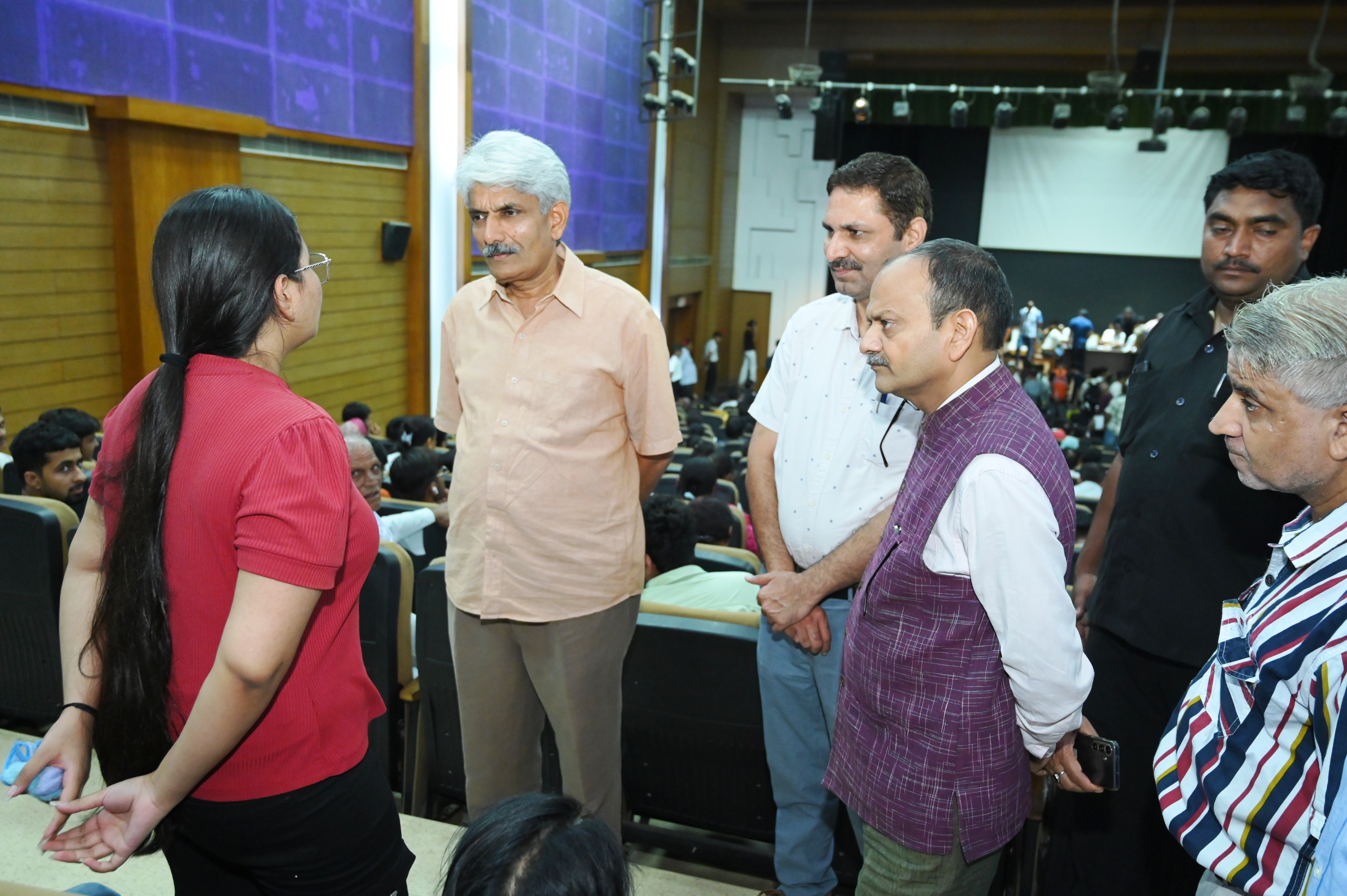 एडमिशन काउंसलिंग का निरीक्षण करते कुलपति एडमिशन काउंसलिंग का निरीक्षण करते कुलपति