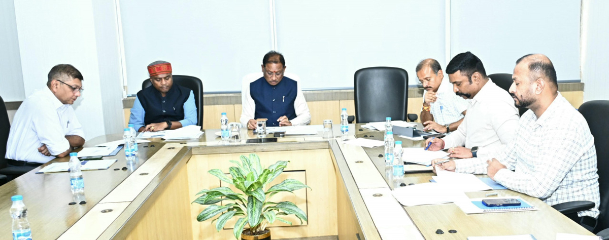 मुख्यमंत्री साय विभागीय योजनाओं की समीक्षा करते मुख्यमंत्री साय विभागीय योजनाओं की समीक्षा करते