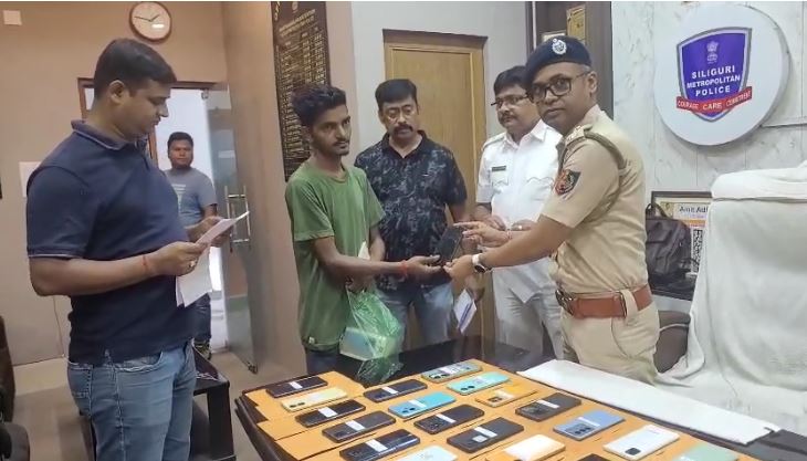 खोये हुए मोबाइल सौंपते भक्तिनगर पुलिस थाना प्रभारी अमित अधिकारी खोये हुए मोबाइल सौंपते भक्तिनगर पुलिस थाना प्रभारी अमित अधिकारी