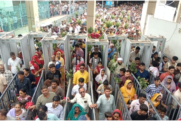 बाबा श्याम को मनाने के लिए श्रद्धालु लाल गुलाब लेकर लाइनों में लगे है।