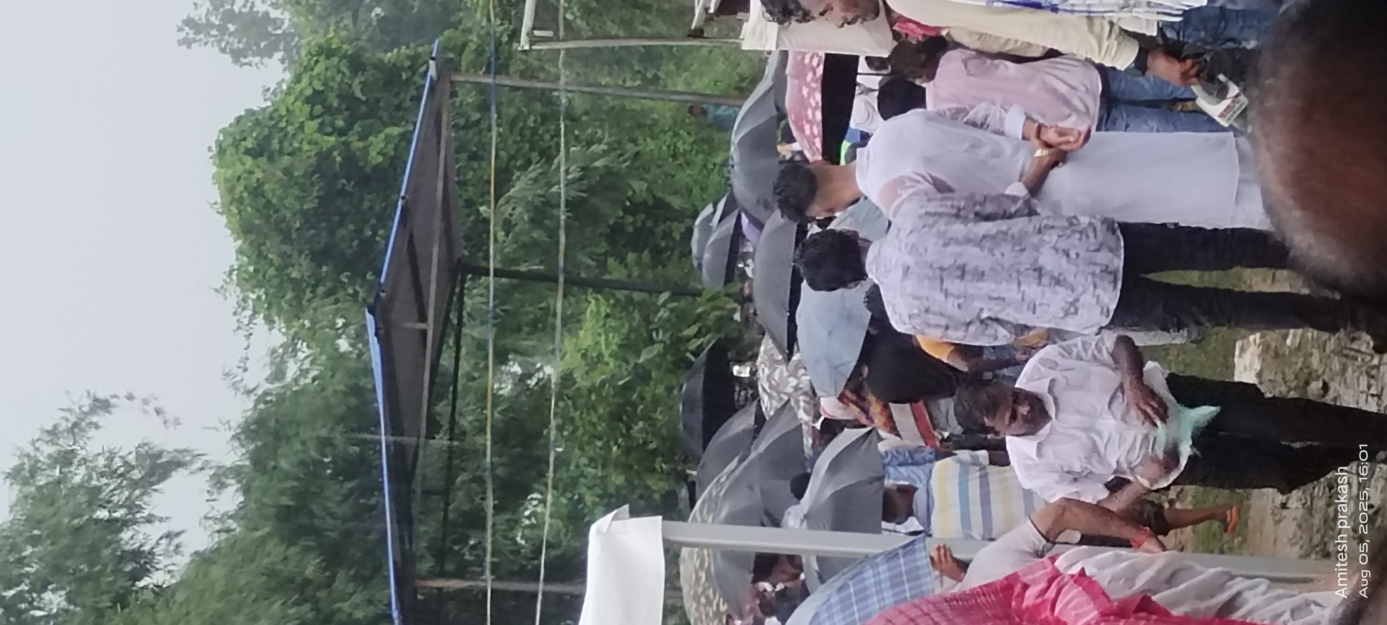 बारिश में खड़े लोग