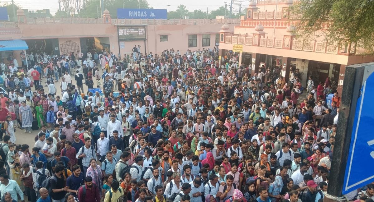 रींगस रेलवे स्टेशन पर उमड़ी श्याम भक्तों की भीड़