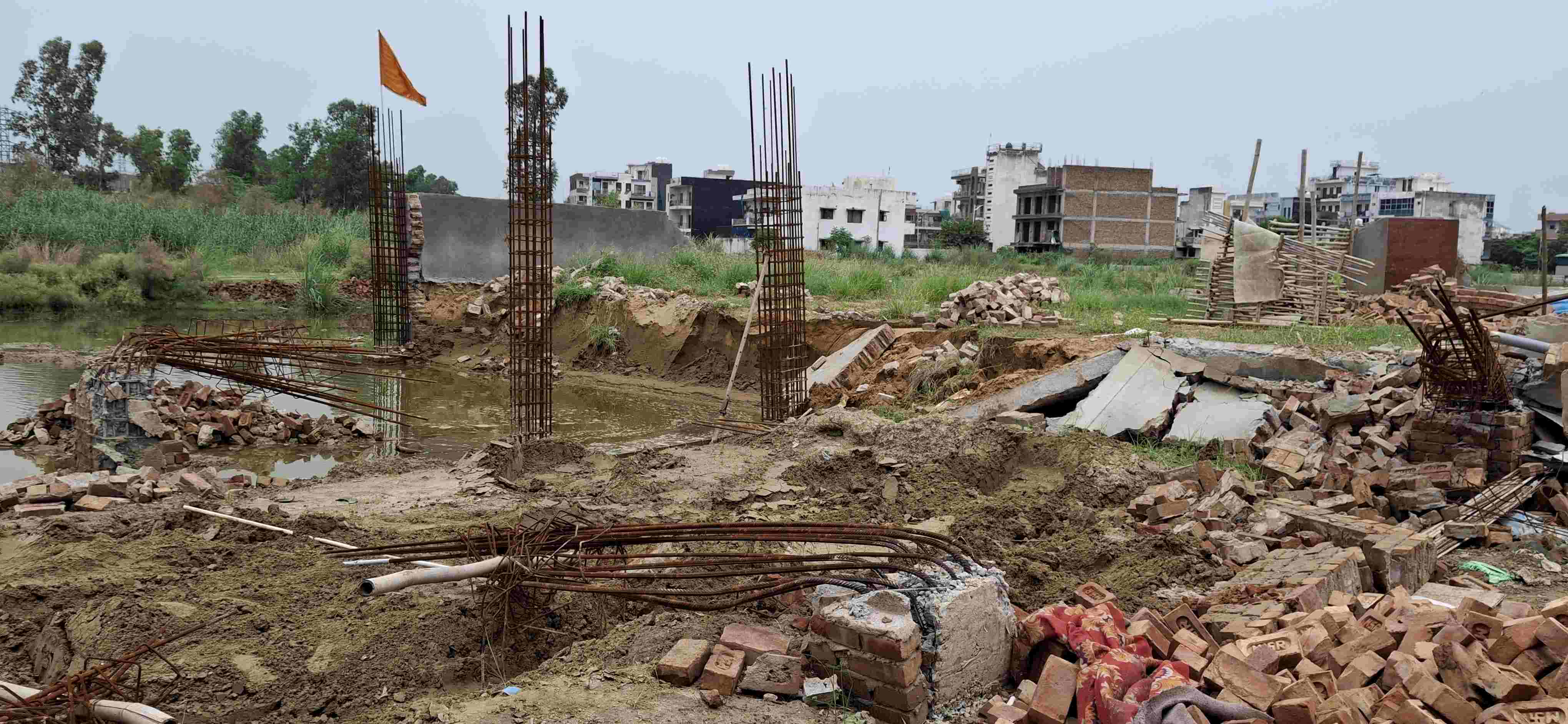 बहादुरगढ़ में ओमैक्स सिटी के नजदीक कसार रोड पर डीटीपी द्वारा जेसीबी से तोड़े गए मंदिर के पिलर। बहादुरगढ़ में ओमैक्स सिटी के नजदीक कसार रोड पर डीटीपी द्वारा जेसीबी से तोड़े गए मंदिर के पिलर।
