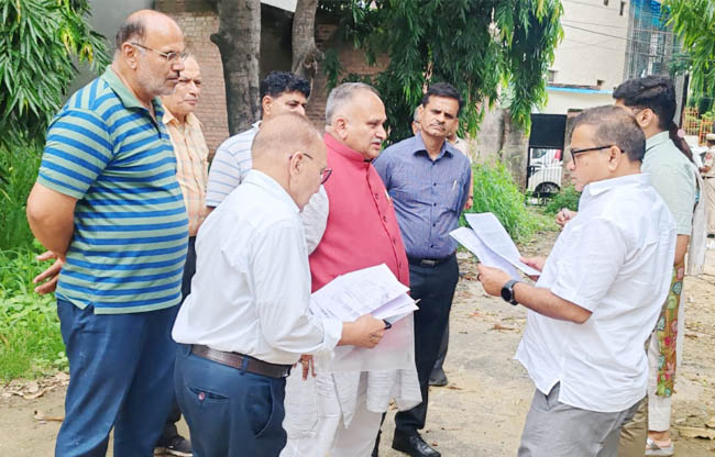 सोनीपत: मेयर राजीव जैन और उपायुक्त सुशील सारवान हालात का जायजा लेते हुए