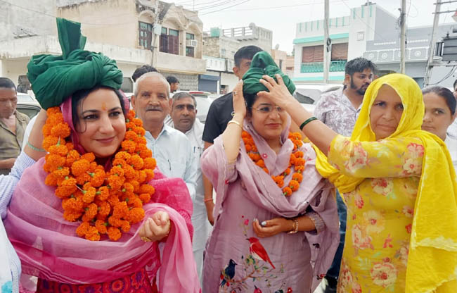 सोनीपत: इनेलो की महिला प्रदेश प्रभारी सुनैना चौटाला का स्वागत करती महिलाएं सोनीपत: इनेलो की महिला प्रदेश प्रभारी सुनैना चौटाला का स्वागत करती महिलाएं