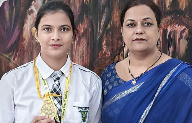 सोनीपत:  छात्रा कशिश को बधाई देती प्रधानाचार्या उषा मलिक।