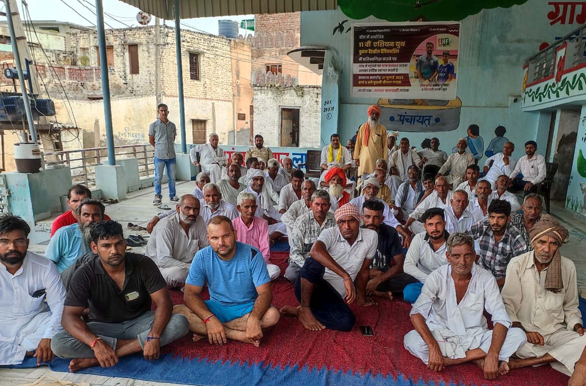 किसान सभा की लाडवा में हुई बैठक में भाग लेते किसान। किसान सभा की लाडवा में हुई बैठक में भाग लेते किसान।