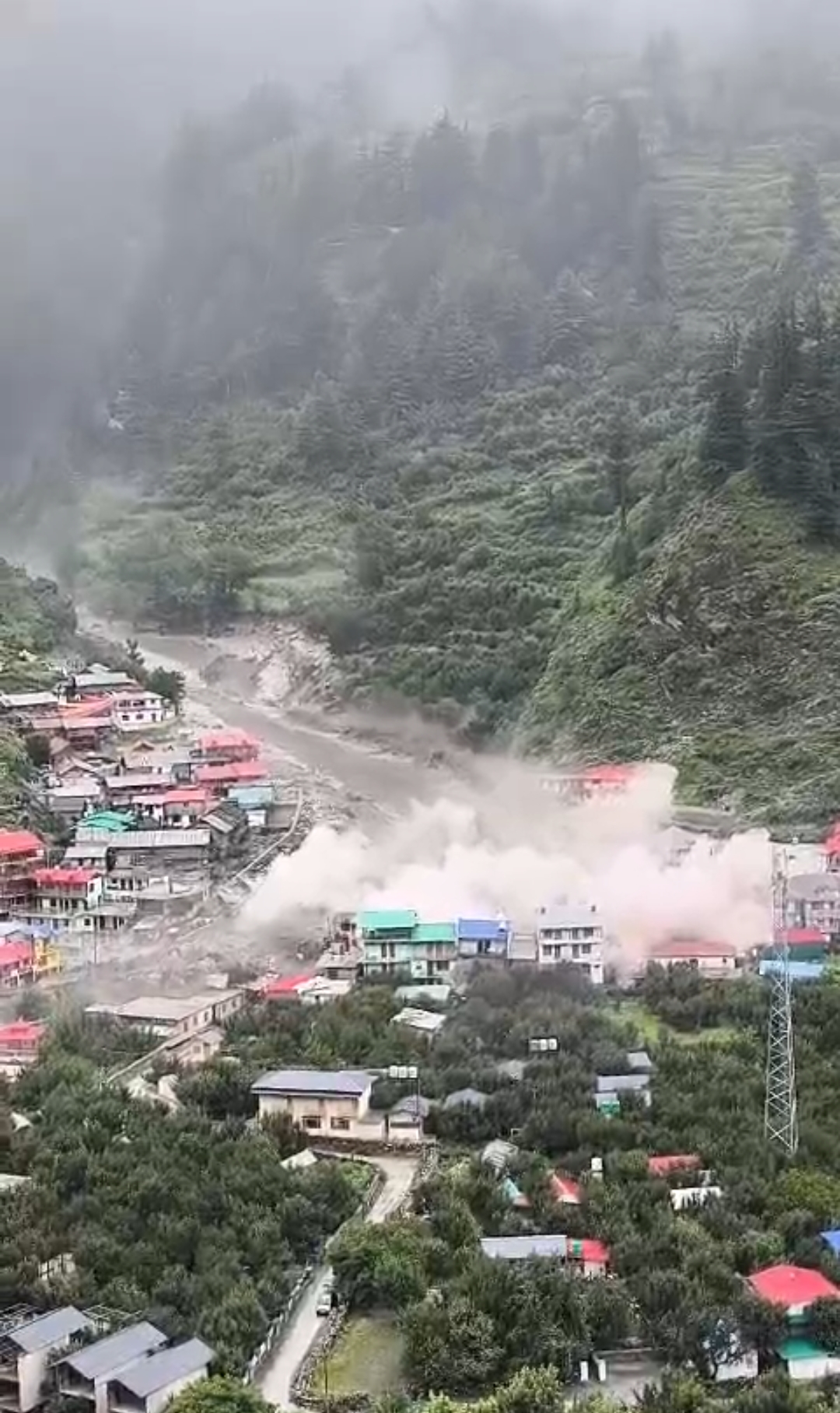 हर्षिल क्षेत्र के धराली गांव में अतिवृष्टि। हर्षिल क्षेत्र के धराली गांव में अतिवृष्टि।