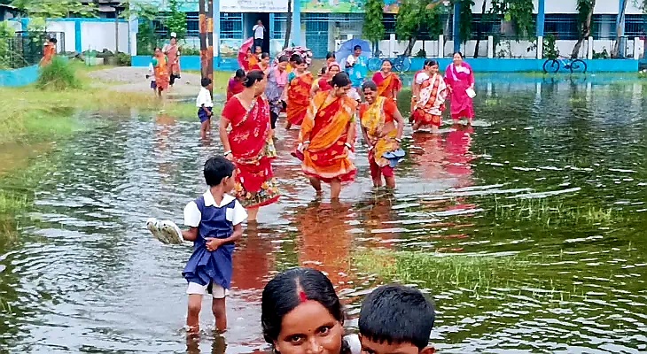 स्कूल परिसर में जल जमाव स्कूल परिसर में जल जमाव