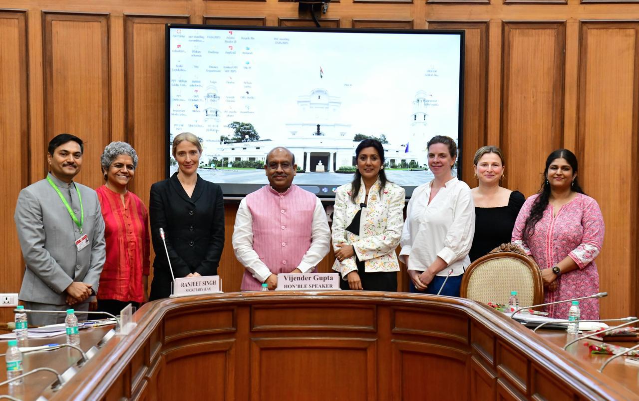 दिल्ली विधानसभा में ब्रिटिश प्रतिनिधिमंडल से मुलाकात करते विधानसभा अध्यक्ष विजेंद्र गुप्ता