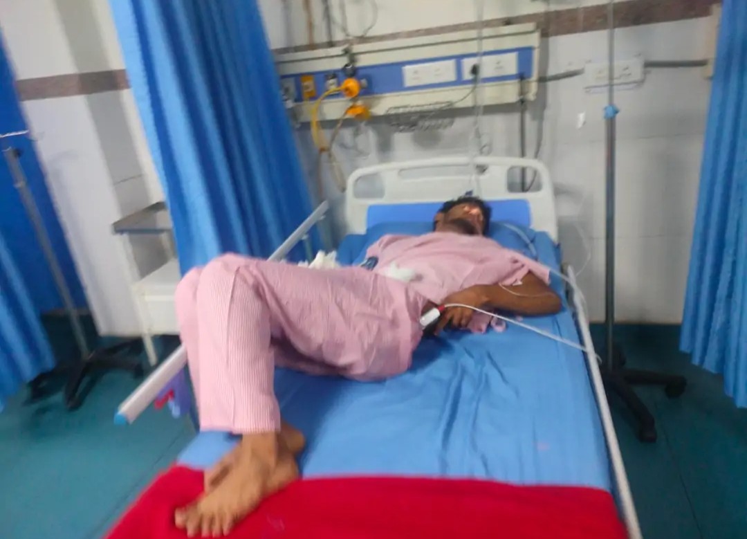 पानीपत में कीटनाशक दवा की चपेट में आने के बाद अस्पताल में दाखिल किसान। पानीपत में कीटनाशक दवा की चपेट में आने के बाद अस्पताल में दाखिल किसान।